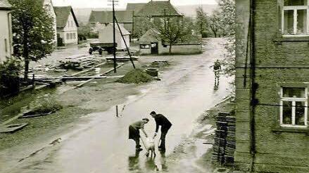Der Neuseser Dorfanger um 1950. Blick in die Höchstadter Straße und auf den Eggerbach, dahinter die Bamberger Straße.  Foto: Fritz Sitzmann