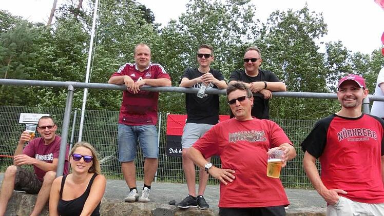 Ganz entspannt sehen die Clubfans vom Fanclub "Clubrausch" um Markus Zipfel (ganz links) den Relegationsspielen entgegen, so wie hier beim Besuch des Testspiels gegen Celta Vigo zur Vorbereitung auf die aktuelle Saison.  Foto: Fanclub "Clubrausch"