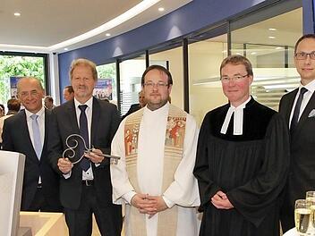 Pfarrer Daniel Schuster und Pfarrer Ulrich Bahr segneten die umgebaute Volksbank-Geschäftsstelle in Eggolsheim. Mit auf dem Bild (von links) Vorstandsvorsitzender Gregor Scheller, Vorstand Joachim Hausner, Geschäftsstellenleiter Erwin Roppelt und Bürgermeister Claus Schwarzmann  Foto: erl