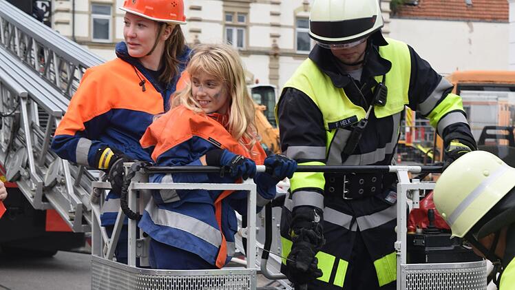 Auch die Rettung mit der Drehleiter wird bei der Großübung geprobt. Foto: Daniela Pondelicek