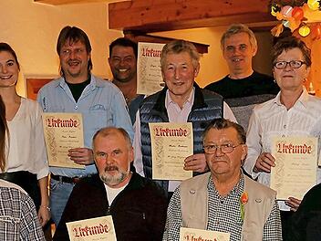 Für 20,30,35 und 40-jährige Mitgliedschaft beim Musikverein Uetzing-Serkendorf wurden passive Mitglieder geehrt (Bild links).