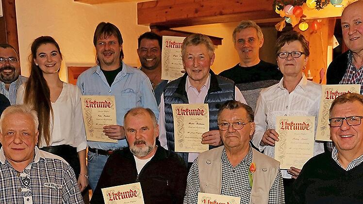Für 20,30,35 und 40-jährige Mitgliedschaft beim Musikverein Uetzing-Serkendorf wurden passive Mitglieder geehrt (Bild links).