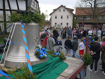 Empfangskomitee: In Gleußen standen viele Menschen an der Straße, um die Ankunft der neuen Glocken für die evangelische Kirchengemeinde  live mitzuerleben. Nach Pfingsten wird das neue Geläut erstmals zu hören sein.Berthold Köhler