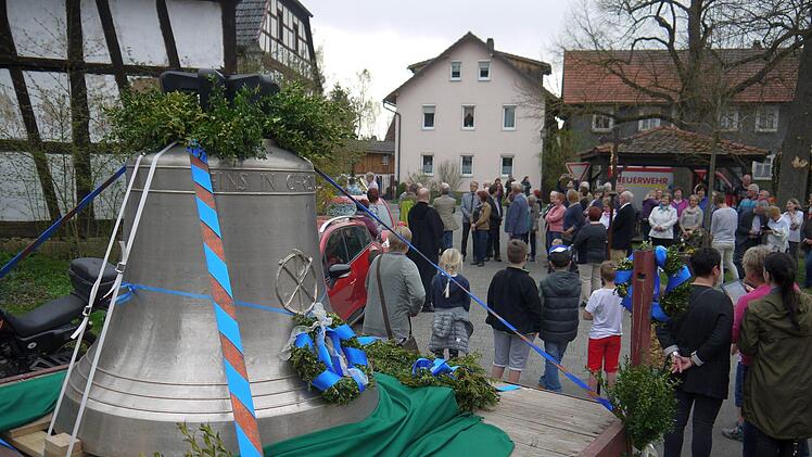 Empfangskomitee: In Gleußen standen viele Menschen an der Straße, um die Ankunft der neuen Glocken für die evangelische Kirchengemeinde  live mitzuerleben. Nach Pfingsten wird das neue Geläut erstmals zu hören sein.Berthold Köhler