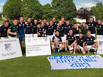 Der FC Westheim steigt als Meister in die Bezirksliga auf: Unser Bild zeigt (hinten, von links) Arek Grek, Pascal Kümmert, Leon Wahler, Marcel Nöth, Fabian Beck, Daniel Wendel, Torwarttrainer Benedikt Kohlhepp, Maxi Schaub, Malte Förster, Jannik Wüscher, Max Schmid, Florian Stein, Anton Greilich, Sven Hengstermann, Co-Trainer Patrick Stöth und Trainer David Böhm sowie (vorne, von links) Tobias Wendel (mit Mattheo), Maxi Seit, Fabian Martin und Yanik Pragmann.Tobias Pfister