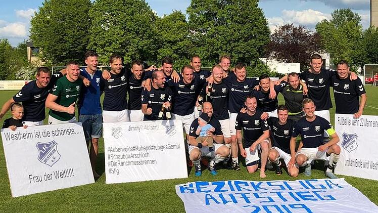 Der FC Westheim steigt als Meister in die Bezirksliga auf: Unser Bild zeigt (hinten, von links) Arek Grek, Pascal Kümmert, Leon Wahler, Marcel Nöth, Fabian Beck, Daniel Wendel, Torwarttrainer Benedikt Kohlhepp, Maxi Schaub, Malte Förster, Jannik Wüscher, Max Schmid, Florian Stein, Anton Greilich, Sven Hengstermann, Co-Trainer Patrick Stöth und Trainer David Böhm sowie (vorne, von links) Tobias Wendel (mit Mattheo), Maxi Seit, Fabian Martin und Yanik Pragmann.Tobias Pfister