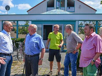 Anwohner aus Bamberg-Nord fühlen sich benachteiligt: Sie fordern eine Rücknahme der Genehmigung für die Moschee des deutsch-arabischen Vereins in der Baunacher Straße (im Hintergrund).  Fotos: Ronald Rinklef