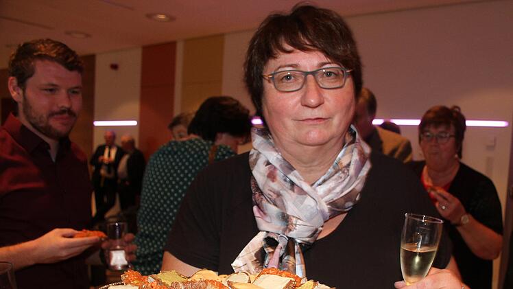 Bio, fair und regional passen gut zusammen, machte Klimaschutzmanagerin Ingrid Flieger klar und tischte den Gästen der Feierstunde ein Fairtrade-Büffet auf.Sonny Adam
