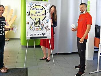 Lars Hofmann, Ulrike Mahr und Andy Fischer vor der Moderationswand, auf der die Grafikdesignerin das stattgefundene Gespräch mit den politisch Verantwortlichen festgehalten hatte.  Foto: Heike Schülein
