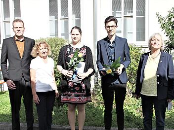 Vanessa Geiger und Samuel Reich erhielten als beste Absolventen besondere Auszeichnungen.