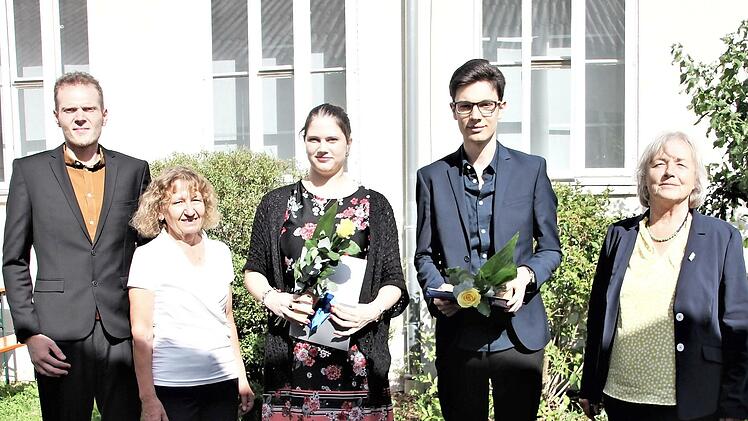 Vanessa Geiger und Samuel Reich erhielten als beste Absolventen besondere Auszeichnungen.