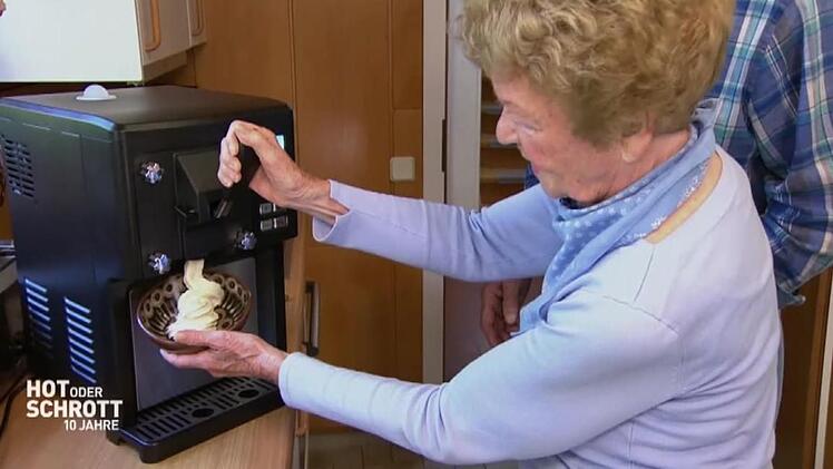 Die "Sweet Sundae Eiscreme Maschine" verspricht leckeres Softeis. Ingrid Kneidinger ist gespannt auf den Geschmackstest.