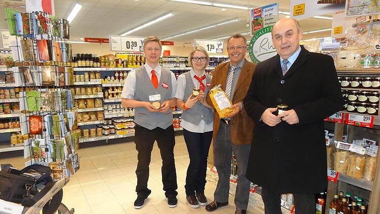 Sebastian und Monika Hauke (von links) bieten in ihrem Geschäft als erster Markt im Landkreis ein Regionalregal mit Produkten der Dachmarke Rhön. Lob und Anerkennung gab es vom stellvertretenden Landrat Emil Müller und Wildfleckens Bürgermeister Alfred Schrenk. Foto: Marion Eckert
