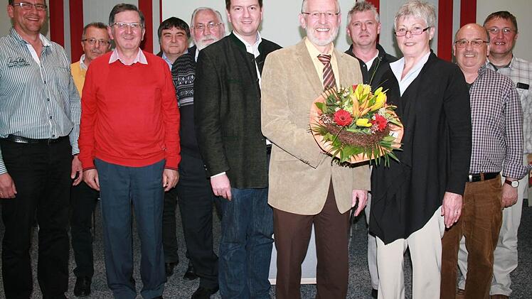 Die scheidenden Ratsmitglieder: Thomas Rauch (von links), Emil Müller, Richard Henneberger, Werner Schoch, Sandro Kirchner, Bürgermeister Waldemar Bug, Johannes Schlereth, Elisabeth Kuhn, Gerhard Kirchner und Frank Heckelmann. Foto: Gabriele Sell