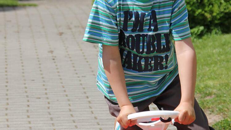 Der kleine Christian nutzt das schöne Wetter für eine "Ausfahrt".