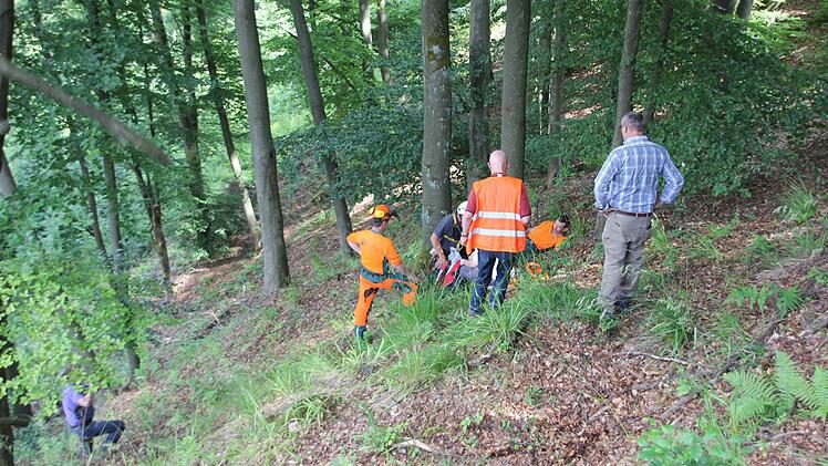 Der Verletzte wird im Steilhang versorgt.  Foto: Friedwald Schedel