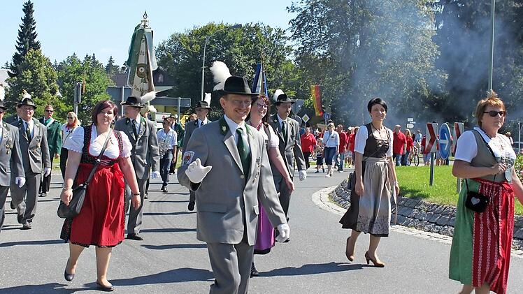 Knapp 20 Vereine und Musikkapellen nahmen am Festzug teil Foto: Veronika Schadeck