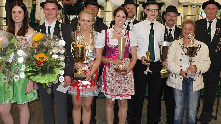 Das neue Wallenfelser Königshaus mit (von links): Erste Ritterin Alisia Goller, Schützenkönig Julian Vogler, Jungschützenkönigin Selina Jakob, Zweiter Ritter Norbert Goller, Pokalgewinnerin Tina Müller, Schützenmeister Stefan Müller-Gei, Pokalgewinner Maik Förner, Zweiten Schützenmeister Ludwig Stumpf, Pokalgewinnerin Dagmar Engelhardt und Vorsitzenden Josef Maier. Foto: Michael Wunder