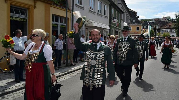 Die schweren silbernen Ketten glitzern in der warmen Julisonne. Foto: Andreas Welz