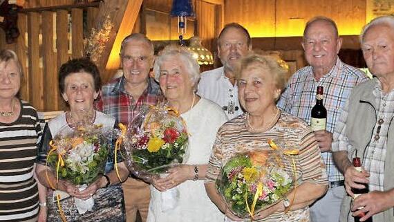 Die 80-Jährigen wurden mit Blumen oder einem guten Wein bedacht. Foto: Manja von Nida