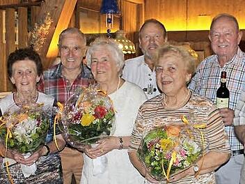 Die 80-J&auml;hrigen wurden mit Blumen oder einem guten Wein bedacht. Foto: Manja von Nida