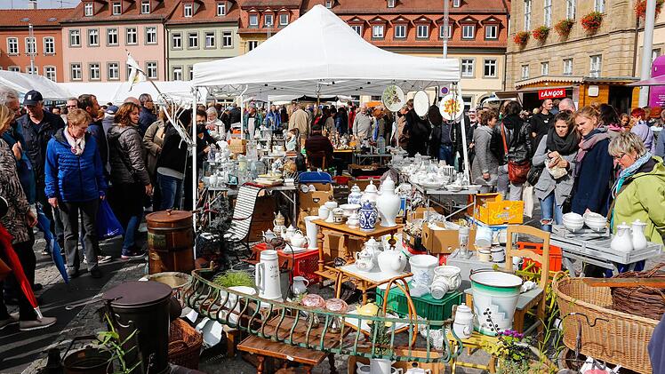 Beim Bamberger Antikmarkt kamen Liebhaber schöner alter Dinge voll auf ihre kosten. Foto: Matthias Hoch