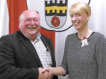 Bürgermeister Ludwig Bäuerlein vereidigt Heike Görl.  Foto: cs