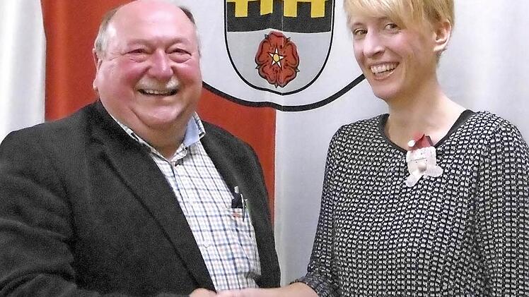 Bürgermeister Ludwig Bäuerlein vereidigt Heike Görl.  Foto: cs