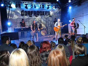 Die Dorfrocker brachten in Eichenbühl erneut den Hühnerstall zum Beben. Für die Partyrock-Band, mit einer Mischung aus volkstümlicher, Rock- und Countrymusik sowie Schlagern, heißt es weiter Daumen hoch und Hände zum Himmel, wenn sie ihr Publikum mitreißen. Foto: K.- H. Hofmann