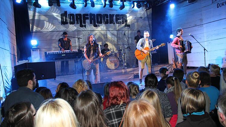 Die Dorfrocker brachten in Eichenbühl erneut den Hühnerstall zum Beben. Für die Partyrock-Band, mit einer Mischung aus volkstümlicher, Rock- und Countrymusik sowie Schlagern, heißt es weiter Daumen hoch und Hände zum Himmel, wenn sie ihr Publikum mitreißen. Foto: K.- H. Hofmann