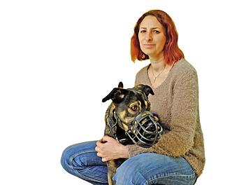 Tierheimleiterin Tanja Schnabel mit Problemhund Jimmy  Fotos: Nikolas Pelke