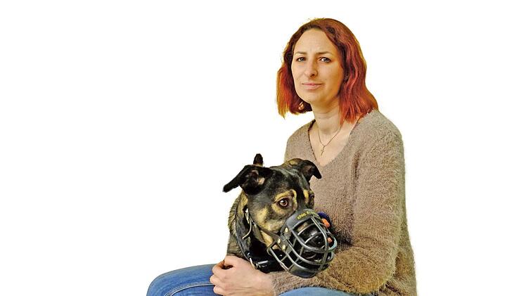 Tierheimleiterin Tanja Schnabel mit Problemhund Jimmy  Fotos: Nikolas Pelke