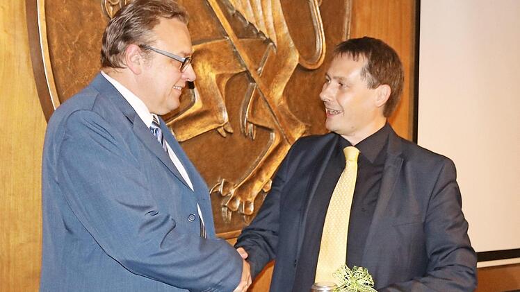 Franz Thierauf (links) wurde von Bürgermeister Roland Wolfrum verabschiedet. Fotos: Klaus Klaschka
