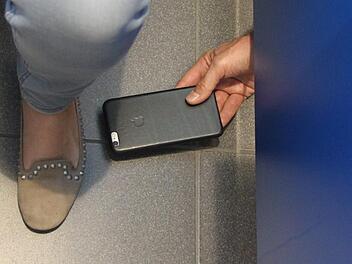 Eine 22-Jährige wurde am Mittwochabend in einer Umkleidekabine eines Würzburger Schwimmbades mit einem Smartphone gefilmt. Sie schnappte sich das Handy. Symbolfoto: Jürgen Gärtner