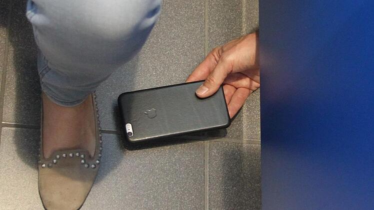 Eine 22-Jährige wurde am Mittwochabend in einer Umkleidekabine eines Würzburger Schwimmbades mit einem Smartphone gefilmt. Sie schnappte sich das Handy. Symbolfoto: Jürgen Gärtner