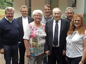 Im Kreise seiner Familie und zusammen mit Zweitem Bürgermeister Erich Mähringer (li) und Pater Jan Poja (2. v. li) feierte Josef Wiedel (3.v.re) seinen 85. Geburtstag. Mit im Bild Lebensgefährtin Ursula, Enkel Björn, Schwiegersohn Werner und Tochter Sieglinde. Es fehlt Enkeltochter Jessica, Foto: Susanne Deuerling