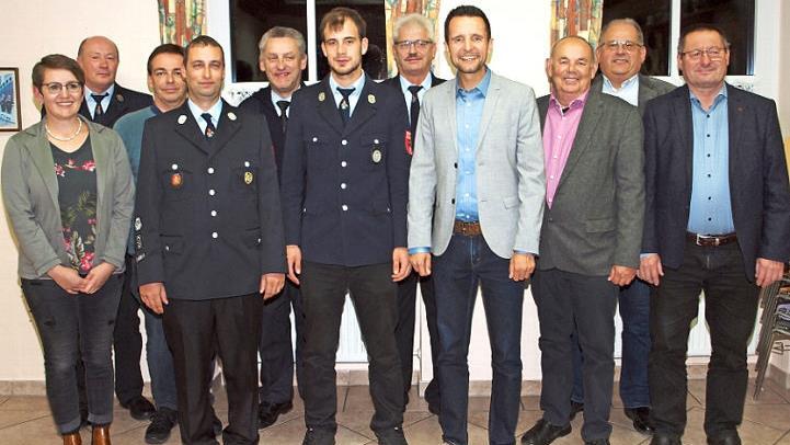 Kommandantenwahl bei der Feuerwehr Roth: Das Bild zeigt von rechts Stephanie Bezold, Zweiten Vorsitzenden Otto Gehr, Peter Zillig, Kommandant Thomas Will, KBI Hermann Schuberth, stellvertretenden Kommandant Fabian Ständer, Vorsitzenden Franz Schwendemann, Bürgermeister Andreas Hügerich, die Feuerwehrreferenten Roland Lowig und Otto Dinkel sowie Ortssprecher Reinhold Schmidt. Foto: Alfred Thieret