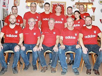 Der neue Vorstand des Bayern-Fanclubs Reundorf, hinten von links: Marcel Wagner, Edmund Welsch, Martin Hellmuth, Daniel Voll, Christopher Fischer, Verena Voll, Robert Hellmuth, vorne von links: 2. Vorsitzender Torsten Hellmuth, Thomas Hallermeier (verabschiedet), Ehrenvorsitzender Reinhard Voll, Oliver Feulner (verabschiedet) und 1. Vorsitzender Michael Franke Foto: Alfred Thieret