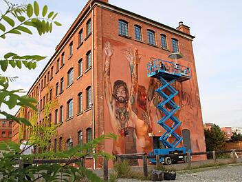 Männliche Person, sich drehend, aus fünf Perspektiven: Derzeit arbeitet  Street-Art-Künstler Case Maclaim an einem imposanten Wandgemälde in Erlangen.  Foto: Christian Bauriedel