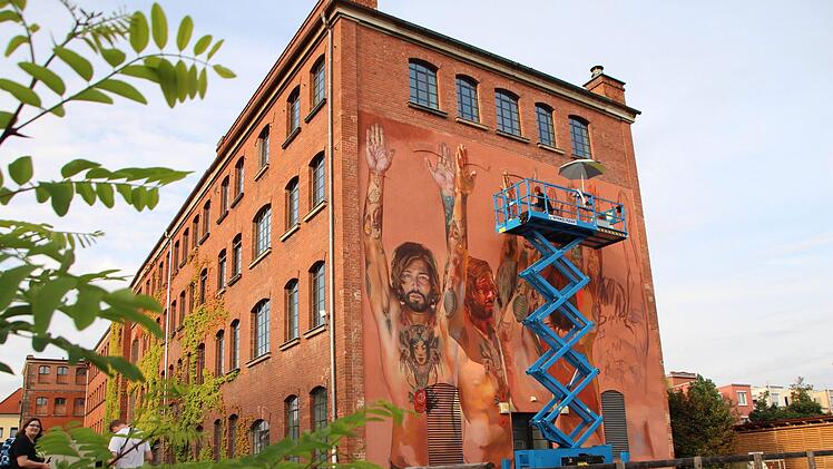 Männliche Person, sich drehend, aus fünf Perspektiven: Derzeit arbeitet  Street-Art-Künstler Case Maclaim an einem imposanten Wandgemälde in Erlangen.  Foto: Christian Bauriedel