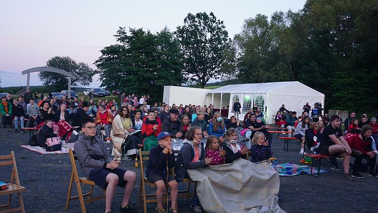 Schon am ersten Wochenende war das Missio-Camp-Abendprogramm gut besucht.  Foto: Marion Eckert