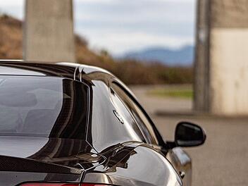 Maserati bei Unfall auf A6 in Leitplanke geschoben - Unfallverursacher flüchtet Maserati bei Unfall auf A6 in Leitplanke geschoben - Unfallverursacher flüchtet