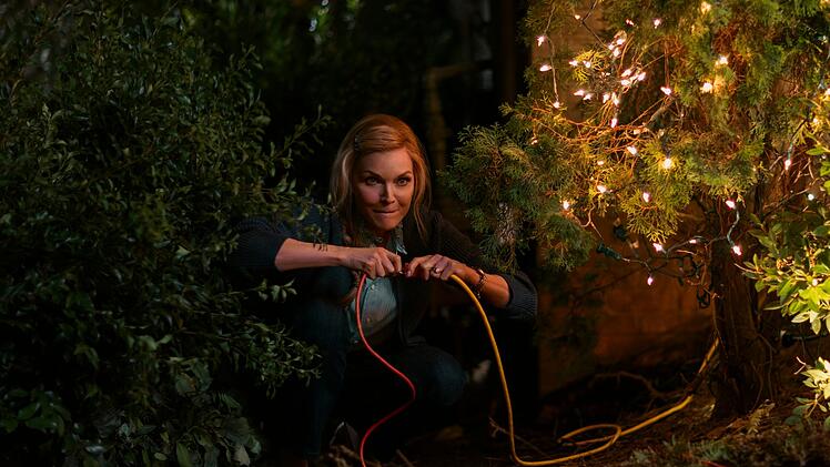 An Weihnachten steckt Claire (Michelle Pfeiffer) alle Energie in die perfekte Feier. Doch in diesem Jahr geht alles schief - und ihre Familie lässt Claire zu Hause zurück. Trotzdem erwartet sie ein Abenteuer ...