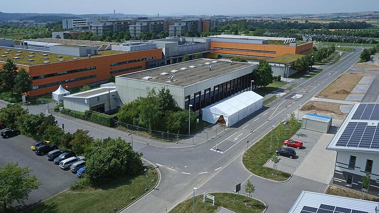 Innen Feldbett neben Feldbett, daneben ein Versorgungszelt: Ab nächster Woche sollen in der BGS-Sporthalle vorübergehend Flüchtlinge untergebracht werden, wie es der Notfallplan vorsieht. Foto: Volkmar Franke/www.hochbild-design.de