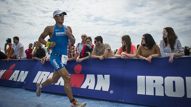 Zu viel riskierte Andreas Dreitz offensichtlich auf der Radstrecke bei der 70.3-WM, denn beim Halbmarathon hatte der 26-jährige Michelauer nichts mehr zuzusetzen und musste hier in Führung liegend die Konkurrenz ziehen lassen.  Foto: Archiv/Sebastian Kuhn/drehmomente.de