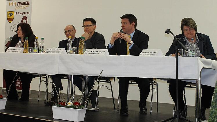 Die Frauenunion Ebern veranstaltete unter Vorsitz von Simone Berger einen Infoabend zum Thema "Bereitschaftspraxis" mit Landrat Wilhelm Schneider, Dr. Christian Pfeiffer von der Kassenärztlichen Vereinigung, dem CSU-Kreisvorsitzenden, MdL Steffen Vogel, und der Vorsitzenden des CSU-Ortsverbandes Ebern, Gabriele Rögner (im Bild von links). Foto: Janina Reuter