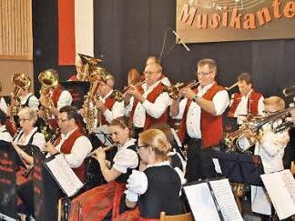 Mit stehenden Ovationen wurden die Augsfelder Musikanten unter der Leitung von Hubert Müller bei ihrem Blasmusikabend in der TV-Halle in Augsfeld noch vor Ende ihres beeindruckenden Konzerts gefeiert.  Foto: ul