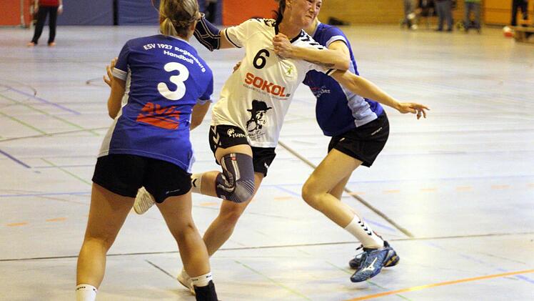 ... gingen die Forchheimer Damen auch im dritten Landesliga-Auftritt als Verlierer vom Feld. Gegen den ESV Regensburg II kassierte der Aufsteiger erst kurz vor Schluss das entscheidende Tor.  Fotos: HC Forchheim