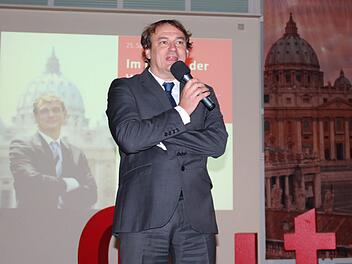 Andreas Englisch wusste so manche Anekdote aus dem Vatikan zu berichten. Foto: Johanna Blum