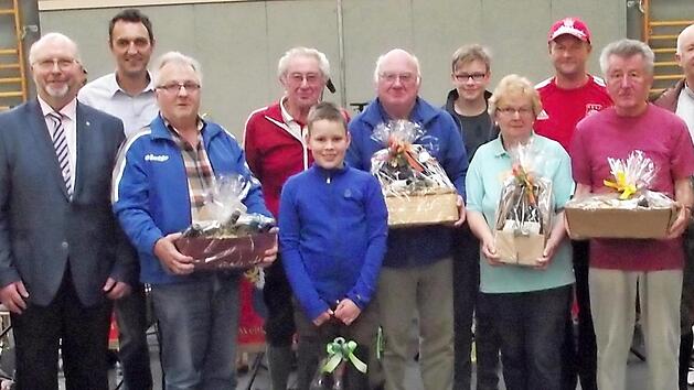 Teilnehmerst&auml;rkste Wandergruppen (von links): Heinz M&uuml;nch (K&uuml;ps), der weitere Stellvertreter des Landrats, Bernd Steger, B&uuml;rgermeister Egon Herrmann, TSV-Vorsitzender J&ouml;rg Neubauer, Uwe Ossmann (Wanderfreunde Wei&szlig;enbrunn), Wanderabteilungsleiter G&uuml;nter Kaim, Sebastian Marx (Leichtathletik- und Turnabteilung), Gerhard G&uuml;ntner (Kitzingen), Christoph Marx (Leichtathletik- und Turnabteilung), Evi Futschik (Heubsch), Bernd Br&uuml;nnecke (FC-Bayern-Fanclub), Harry Kie&szlig;ling (Schwarzenbach/Saale), TSV-Ge...